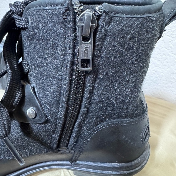 UGG Women's/Girls Hapsburg Laces & Zipper Black Leather Boots - Size 5.5 - Picture 9 of 10